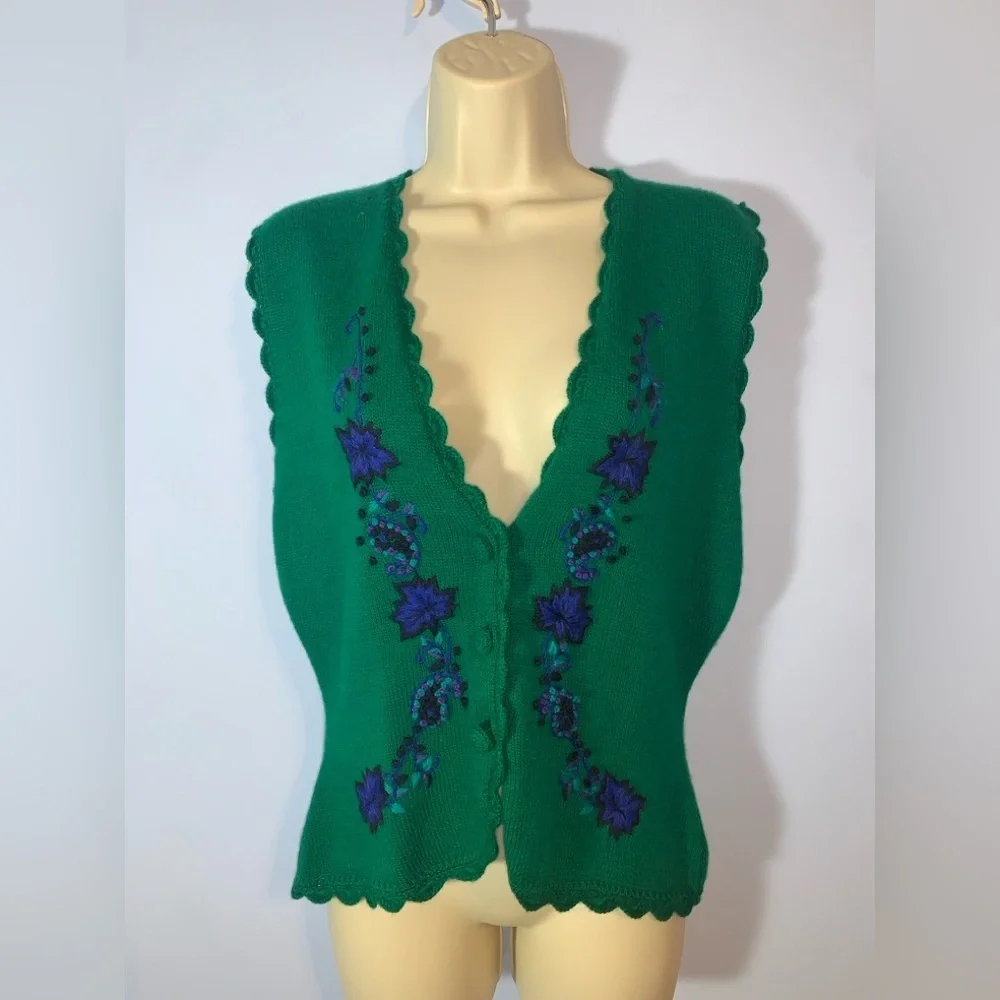 Koret vintage Green Cardigan Purple blue Floral Embroidery scalloped vneck small
